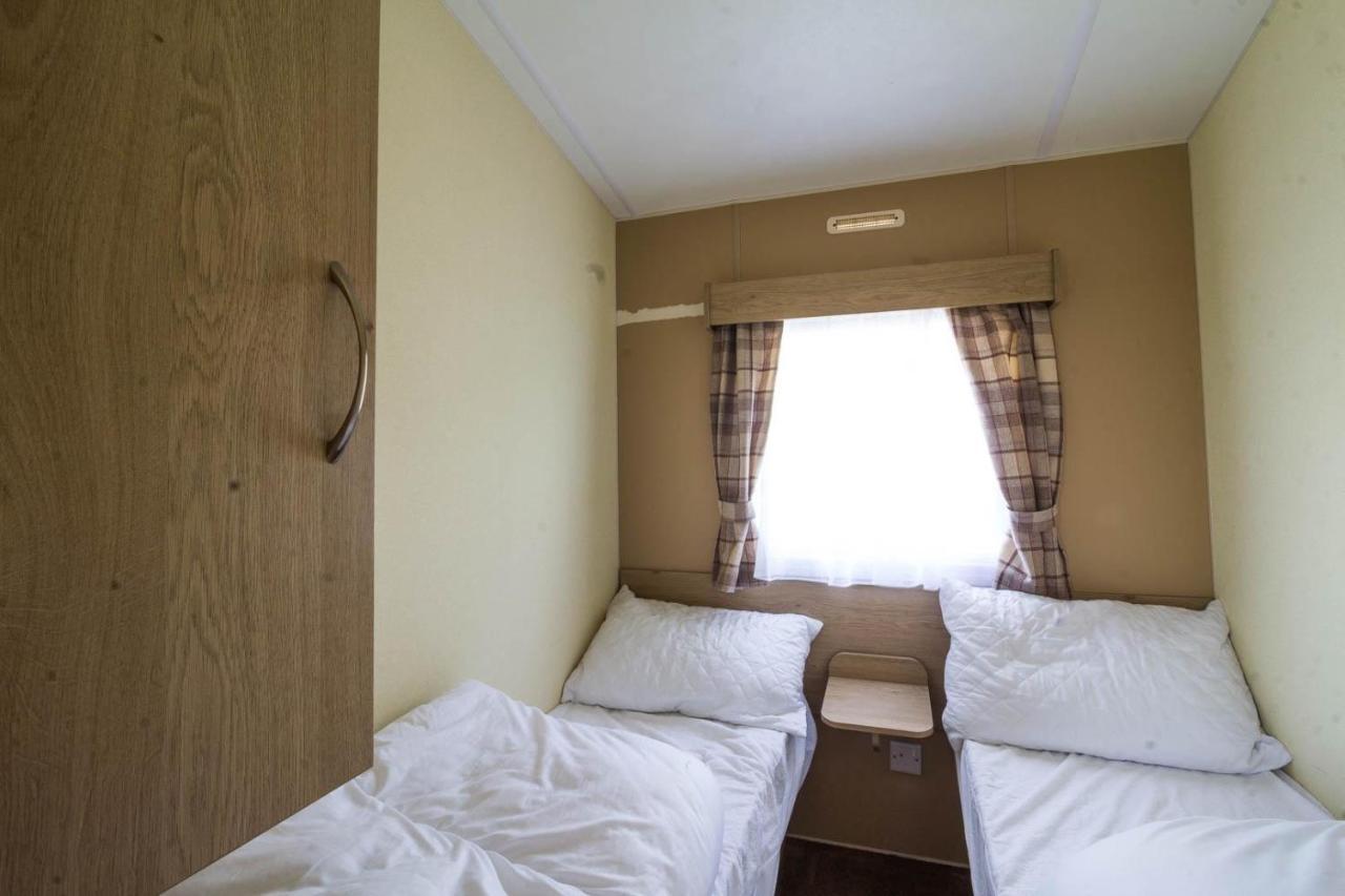 Superb 8 Berth Caravan Near Walton-On-The-Naze In Essex Ref 17175 Exterior foto