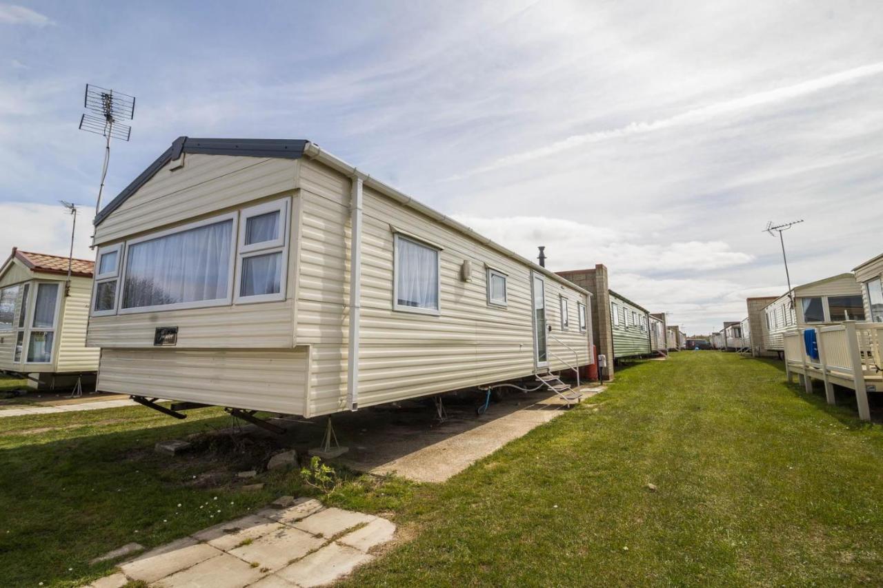 Superb 8 Berth Caravan Near Walton-On-The-Naze In Essex Ref 17175 Exterior foto