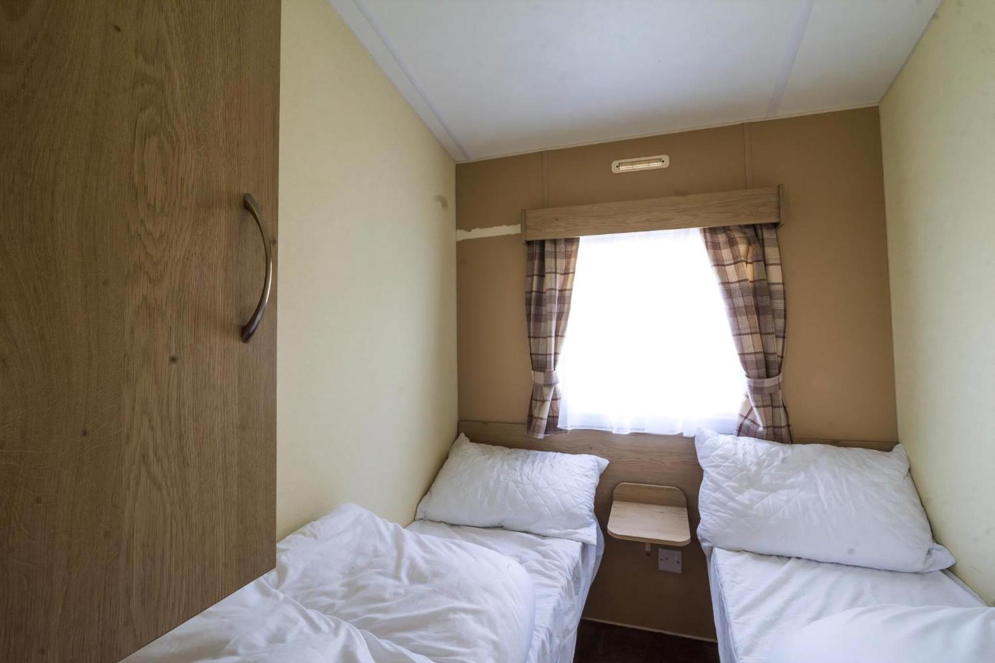Superb 8 Berth Caravan Near Walton-On-The-Naze In Essex Ref 17175 Exterior foto