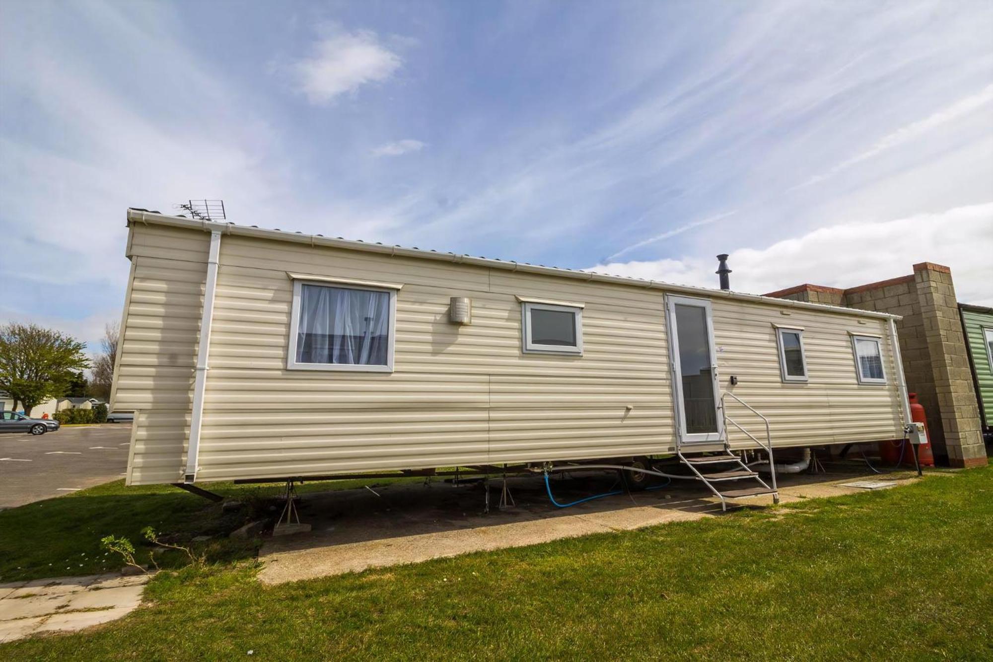 Superb 8 Berth Caravan Near Walton-On-The-Naze In Essex Ref 17175 Exterior foto
